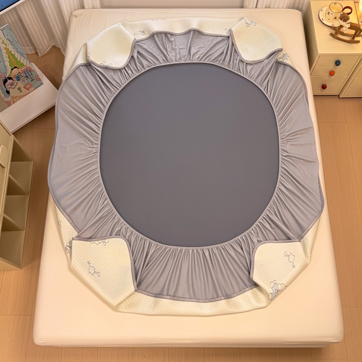 91家纺网 家纺一手货源 找家纺 懒猫家纺 2026新款卡通提花凉豆豆床笠款凉席 兔兔乐园-床笠款