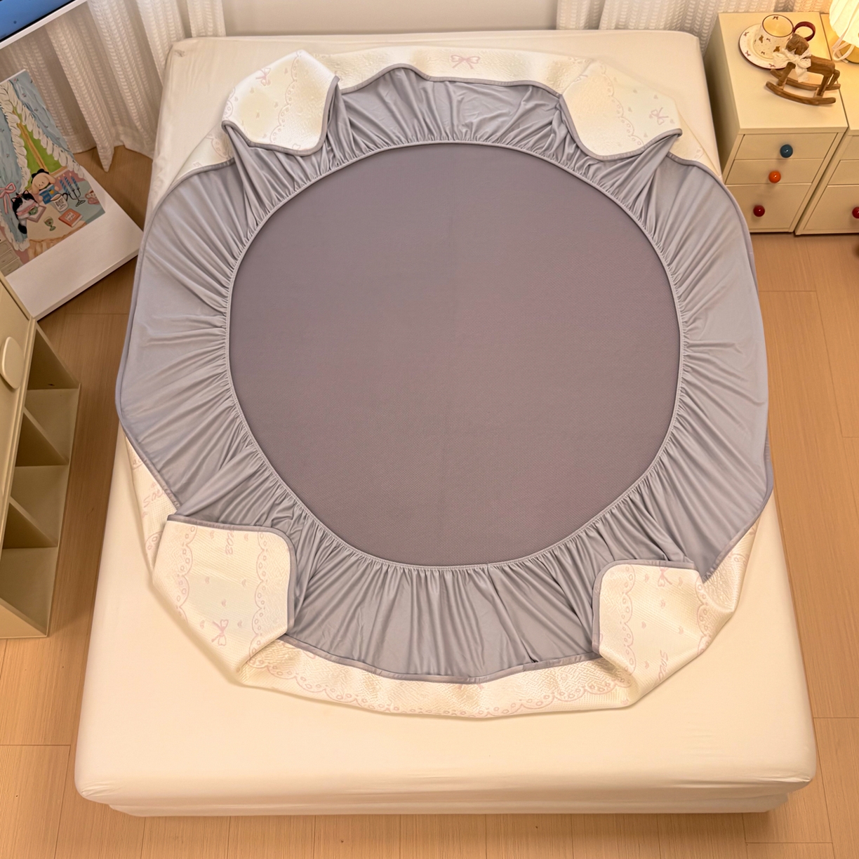 91家纺网 家纺一手货源 找家纺 懒猫家纺 2026新款卡通提花凉豆豆床笠款凉席 少女甜梦-床笠款