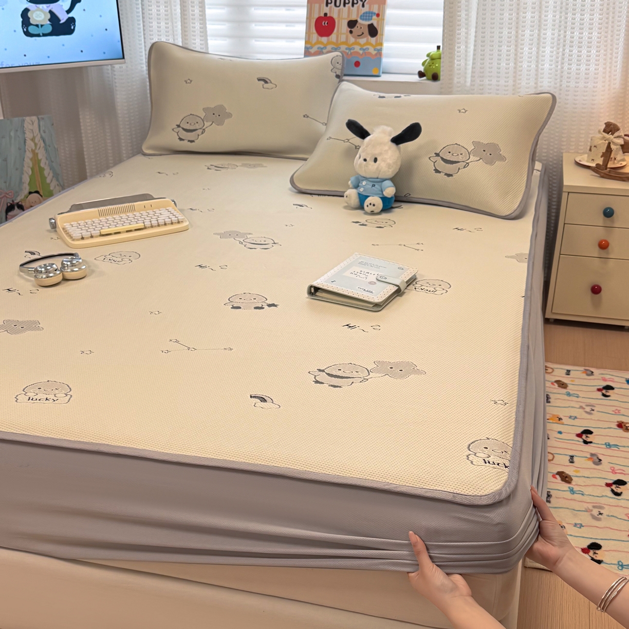 91家纺网 家纺一手货源 找家纺 懒猫家纺 2026新款卡通提花凉豆豆床笠款凉席 萌趣鸭丫-床笠款