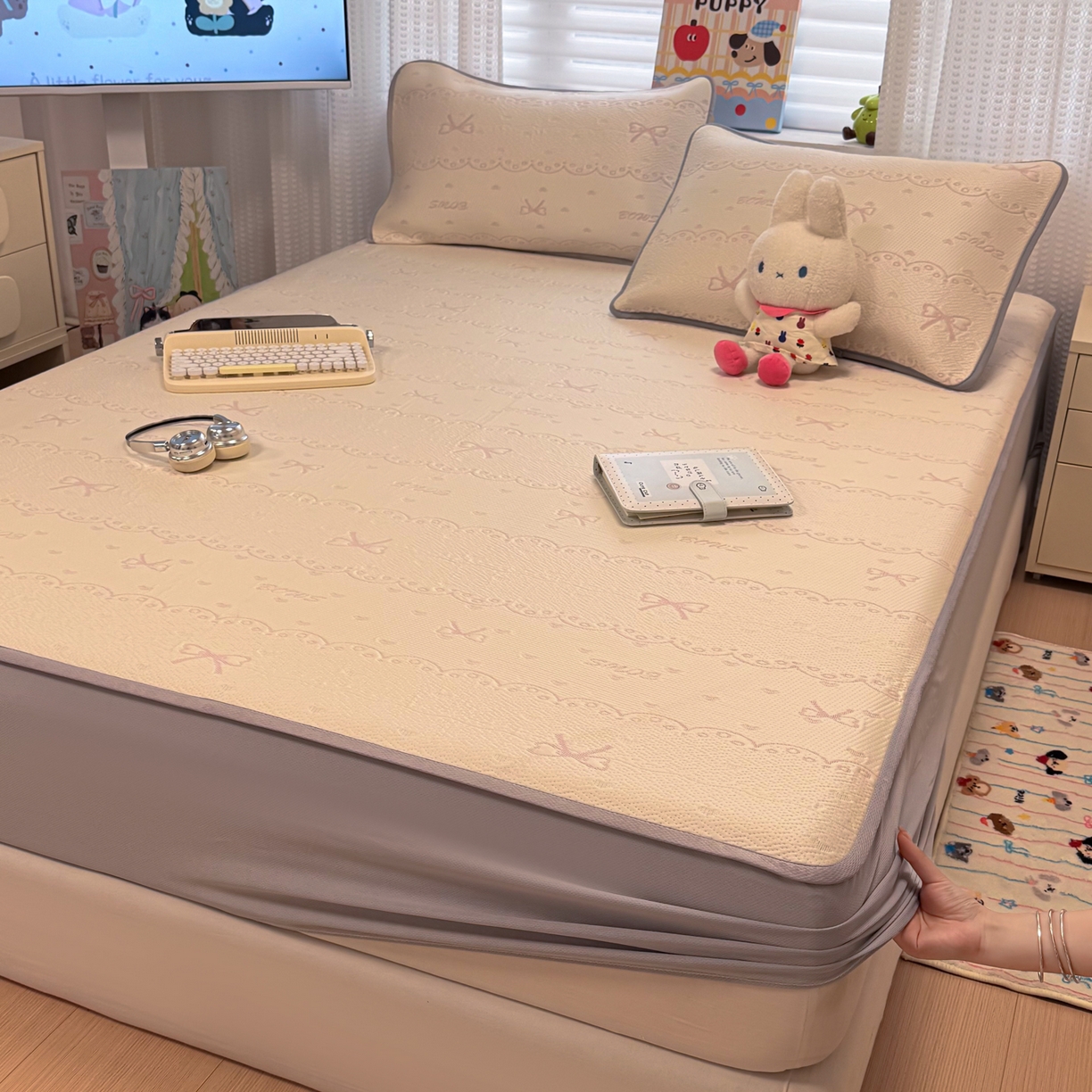 91家纺网 家纺一手货源 找家纺 懒猫家纺 2026新款卡通提花凉豆豆床笠款凉席 少女甜梦-床笠款