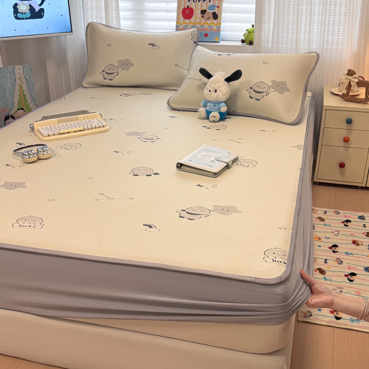 91家纺网 家纺一手货源 找家纺 懒猫家纺 2026新款卡通提花凉豆豆床笠款凉席 萌趣鸭丫-床笠款