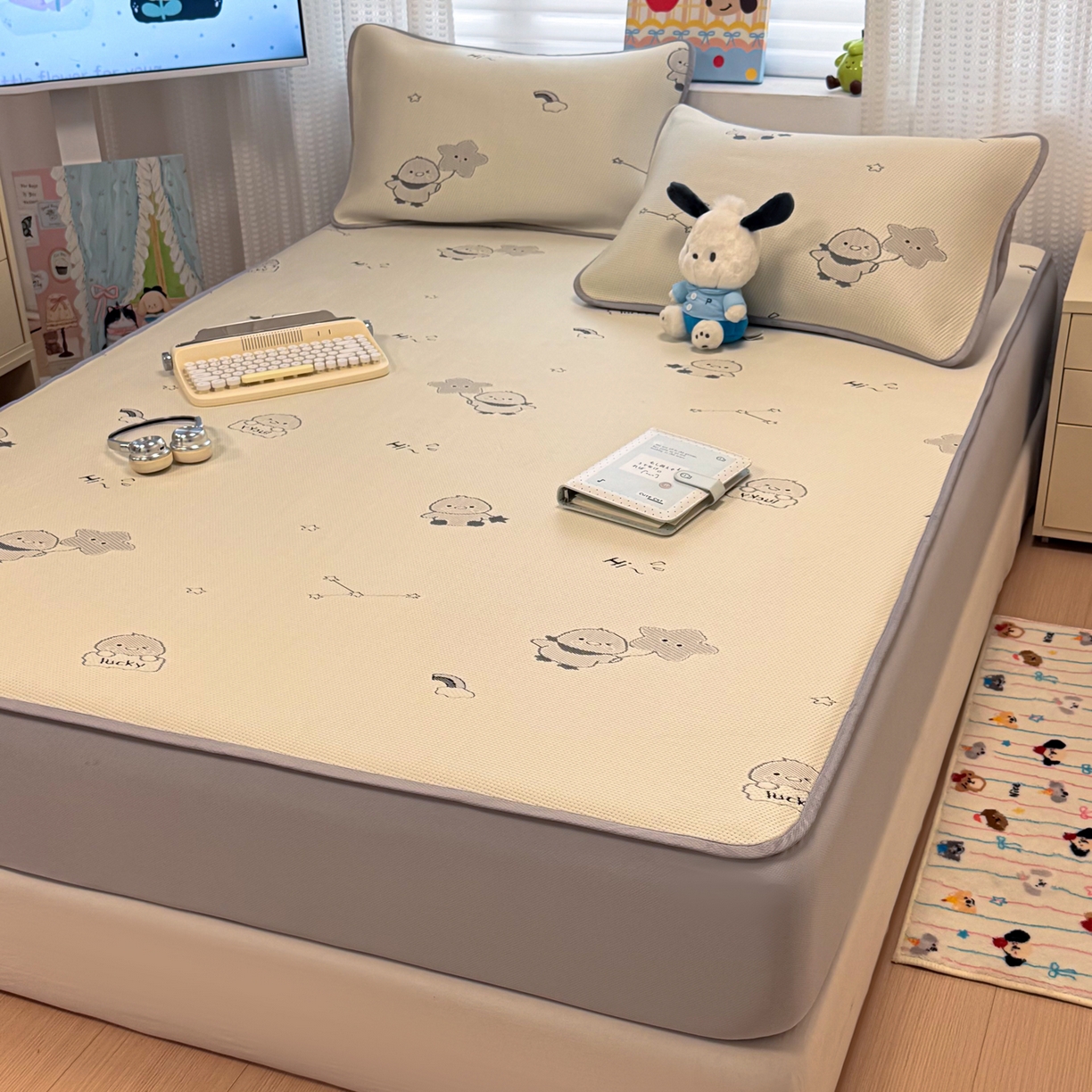 91家纺网 家纺一手货源 找家纺 懒猫家纺 2026新款卡通提花凉豆豆床笠款凉席 萌趣鸭丫-床笠款