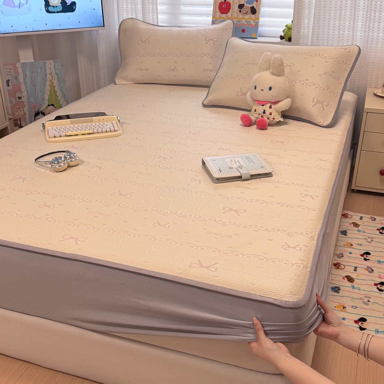 91家纺网 家纺一手货源 找家纺 懒猫家纺 2026新款卡通提花凉豆豆床笠款凉席 少女甜梦-床笠款