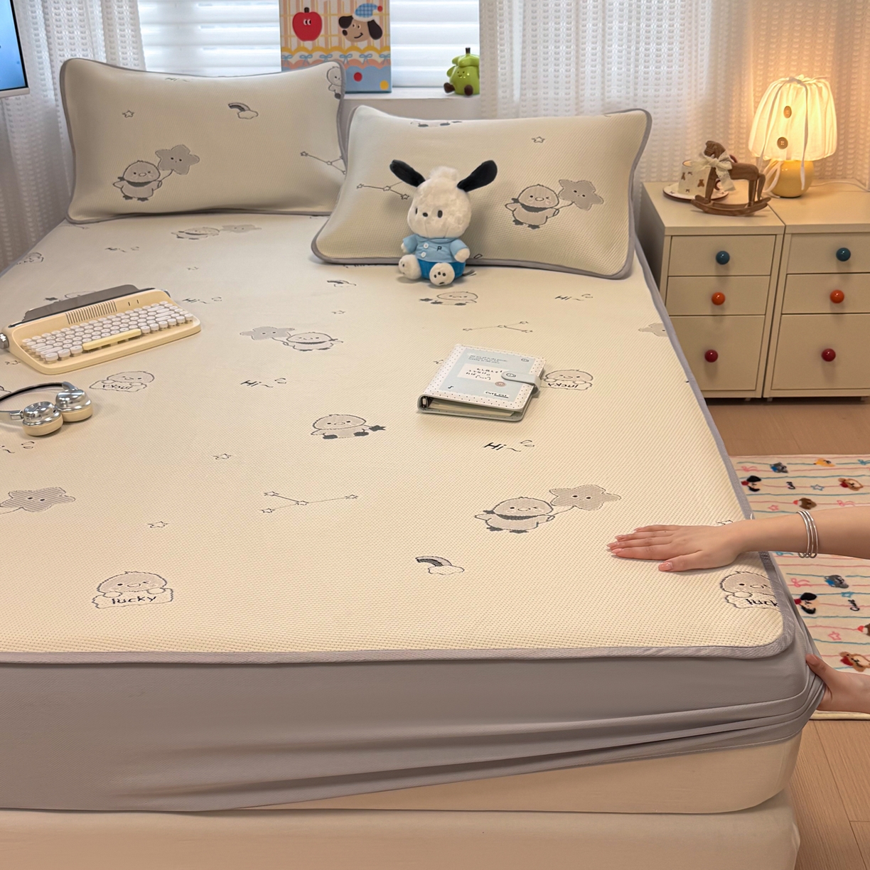 91家纺网 家纺一手货源 找家纺 懒猫家纺 2026新款卡通提花凉豆豆床笠款凉席 萌趣鸭丫-床笠款