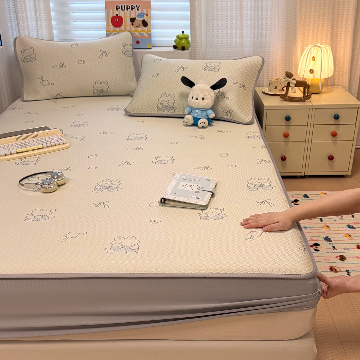 91家纺网 家纺一手货源 找家纺 懒猫家纺 2026新款卡通提花凉豆豆床笠款凉席 兔兔乐园-床笠款