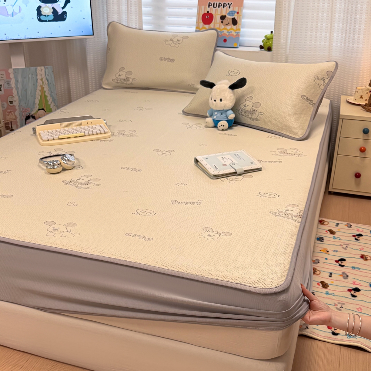 91家纺网 家纺一手货源 找家纺 懒猫家纺 2026新款卡通提花凉豆豆床笠款凉席 活力狗仔-床笠款