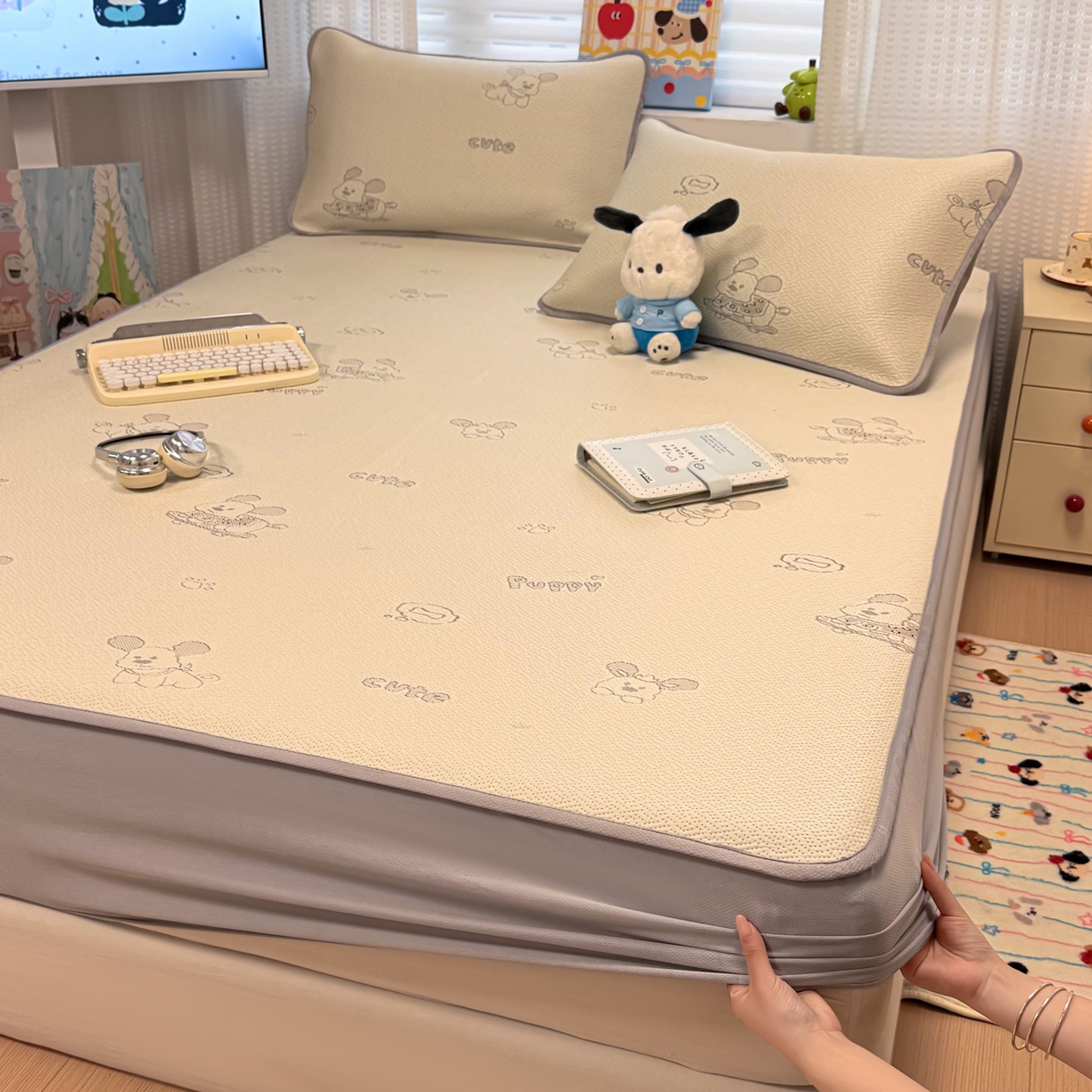 91家纺网 家纺一手货源 找家纺 懒猫家纺 2026新款卡通提花凉豆豆床笠款凉席 活力狗仔-床笠款