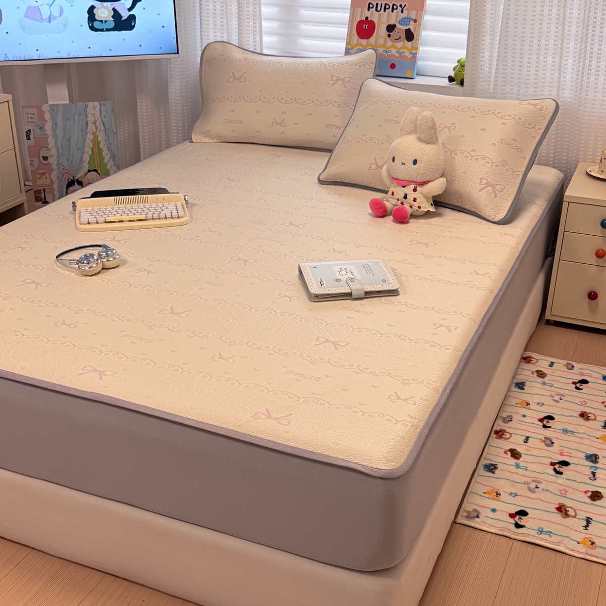 91家纺网 家纺一手货源 找家纺 懒猫家纺 2026新款卡通提花凉豆豆床笠款凉席 少女甜梦-床笠款