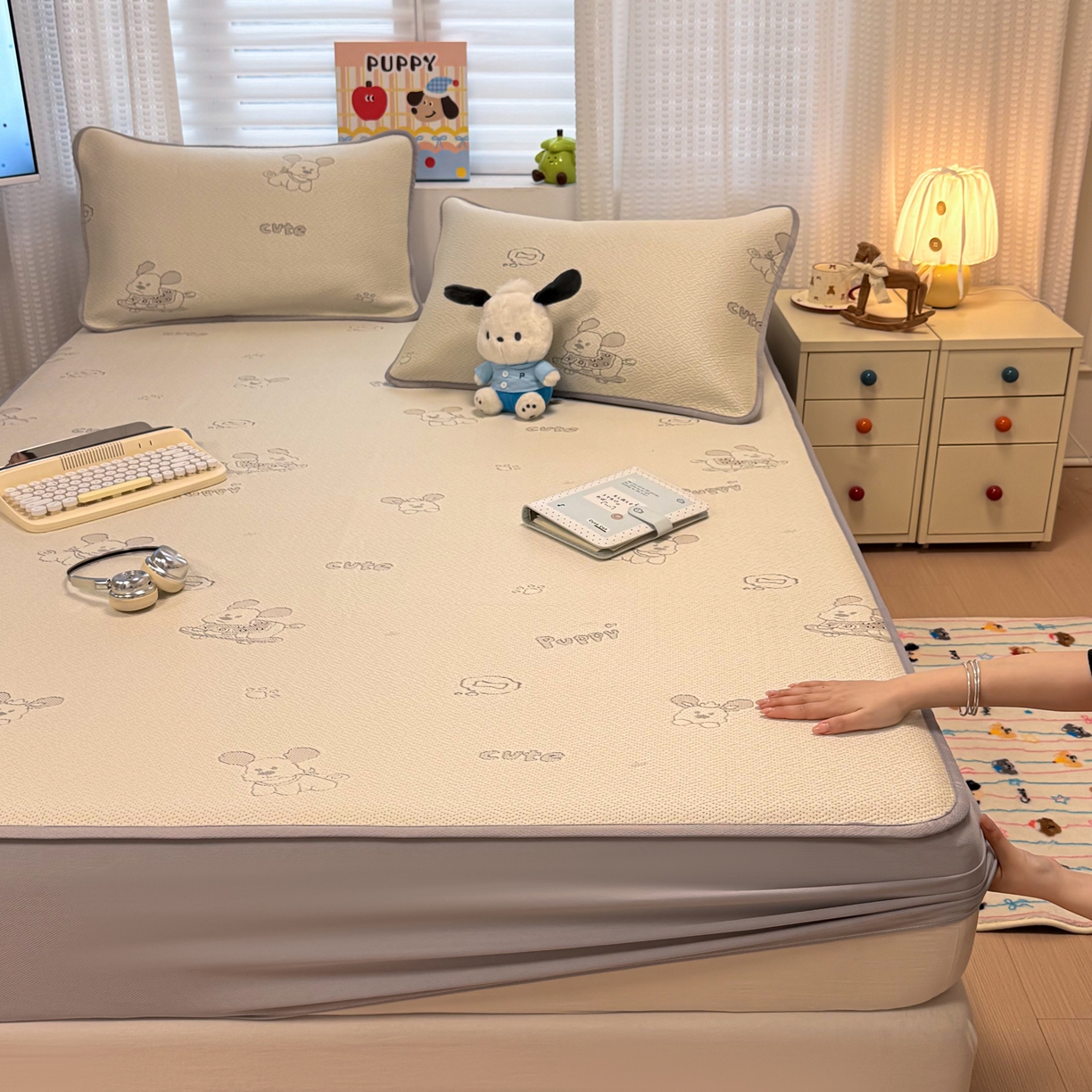 91家纺网 家纺一手货源 找家纺 懒猫家纺 2026新款卡通提花凉豆豆床笠款凉席 活力狗仔-床笠款