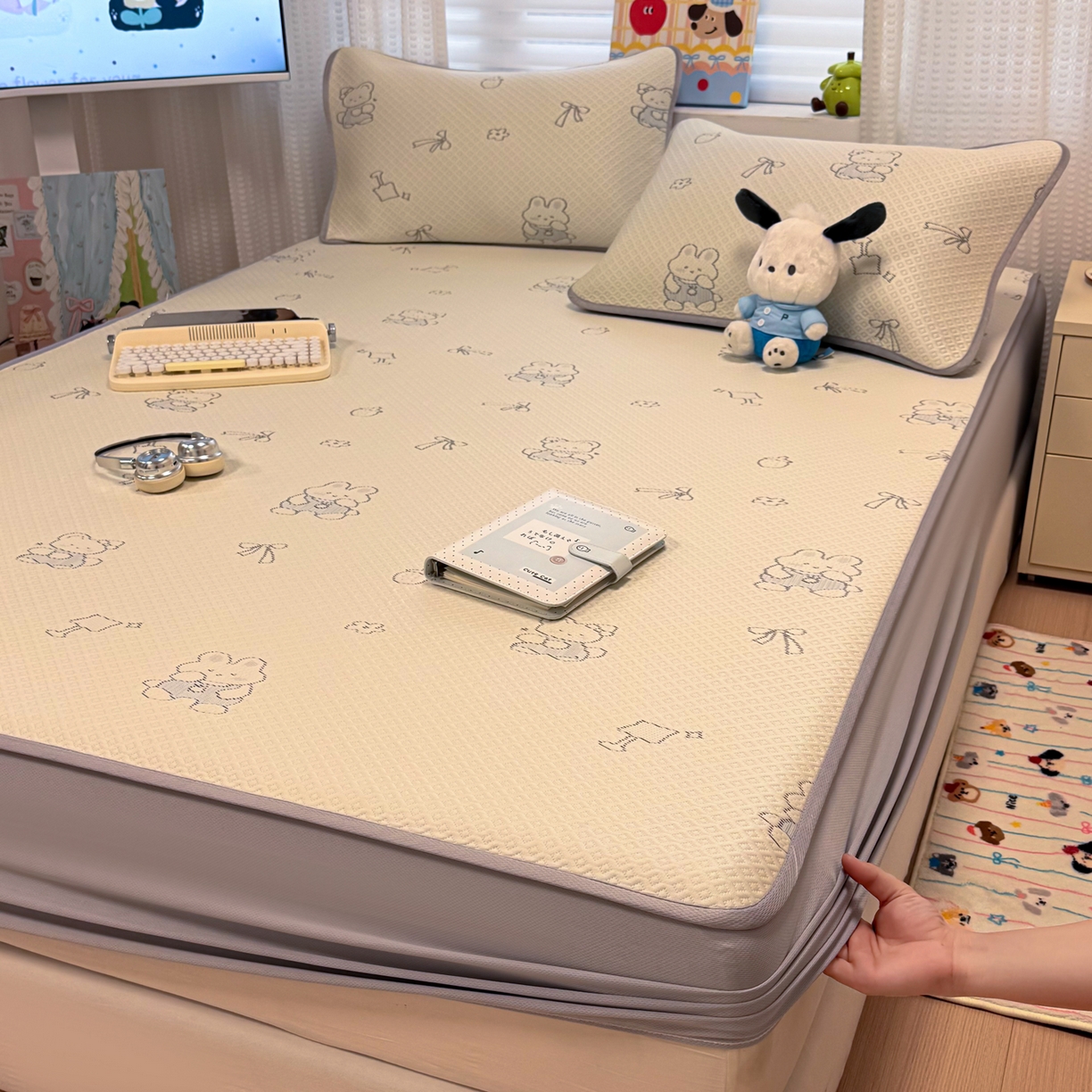 91家纺网 家纺一手货源 找家纺 懒猫家纺 2026新款卡通提花凉豆豆床笠款凉席 兔兔乐园-床笠款