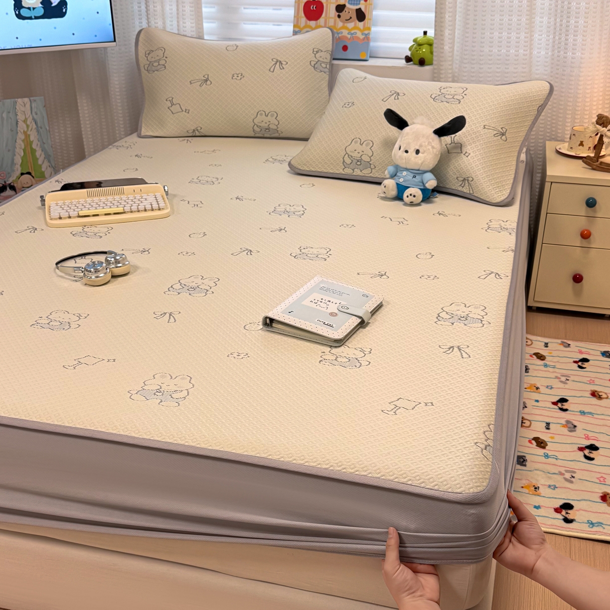 91家纺网 家纺一手货源 找家纺 懒猫家纺 2026新款卡通提花凉豆豆床笠款凉席 兔兔乐园-床笠款
