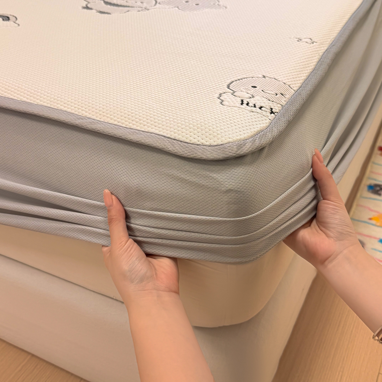 91家纺网 家纺一手货源 找家纺 懒猫家纺 2026新款卡通提花凉豆豆床笠款凉席 萌趣鸭丫-床笠款