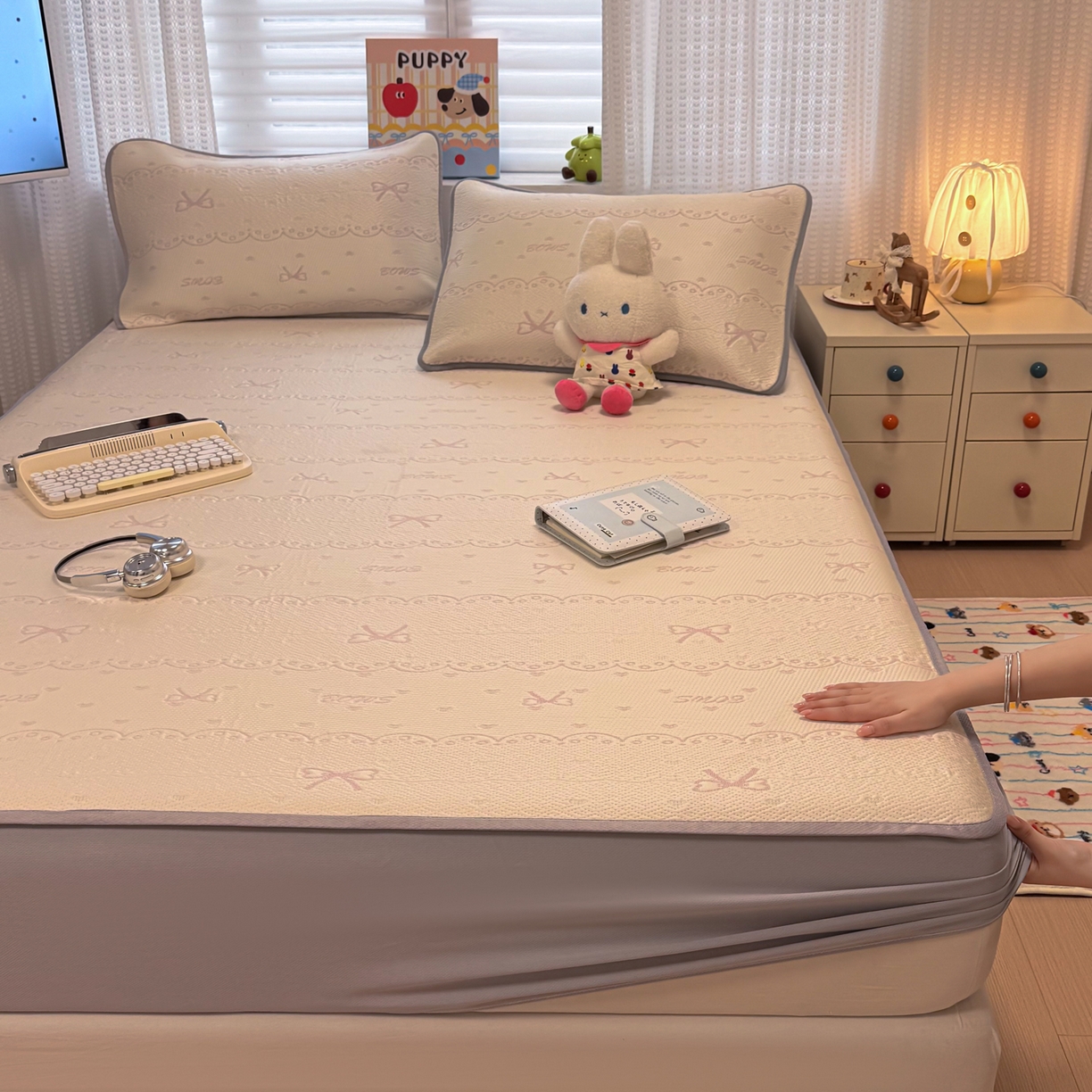 91家纺网 家纺一手货源 找家纺 懒猫家纺 2026新款卡通提花凉豆豆床笠款凉席 少女甜梦-床笠款