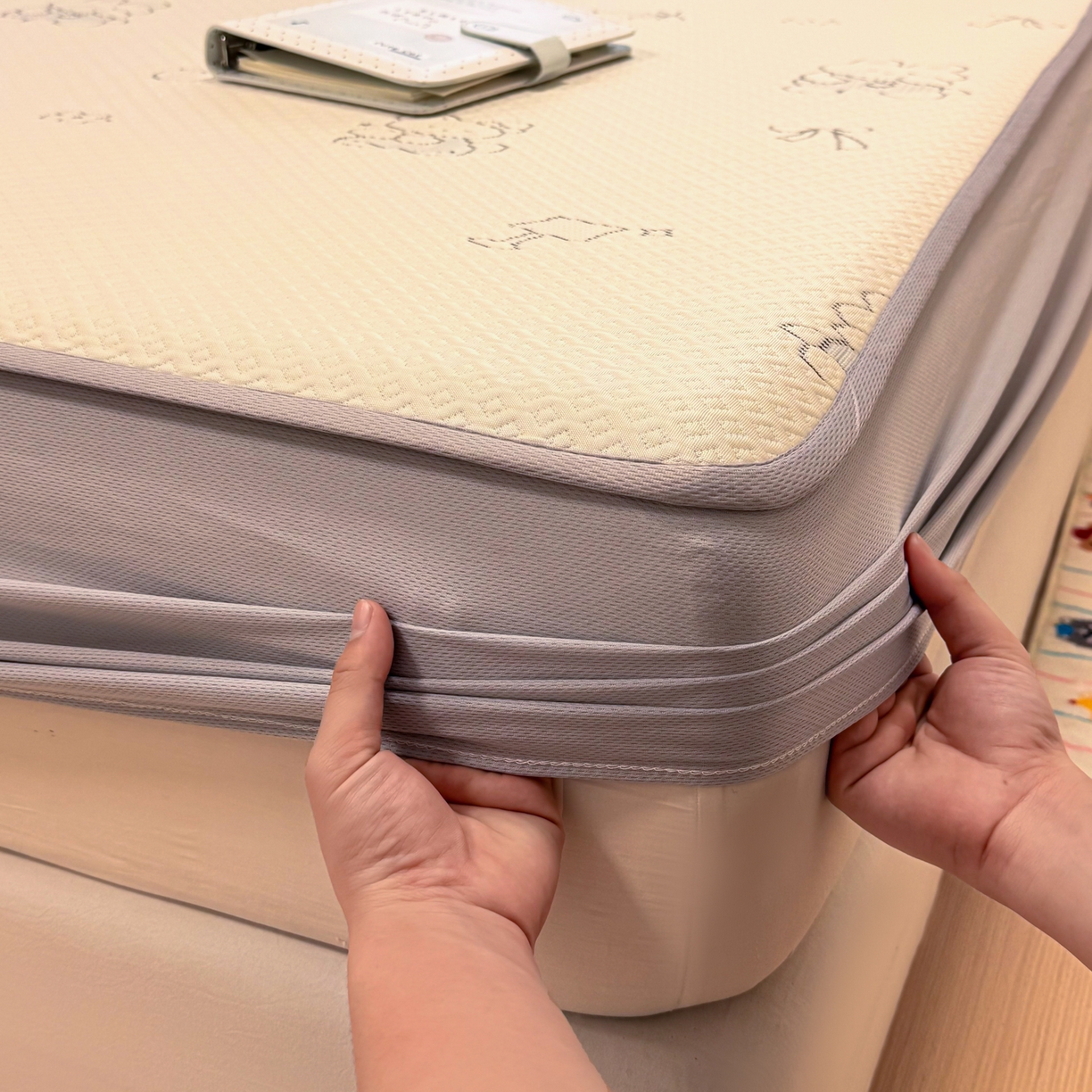 91家纺网 家纺一手货源 找家纺 懒猫家纺 2026新款卡通提花凉豆豆床笠款凉席 兔兔乐园-床笠款