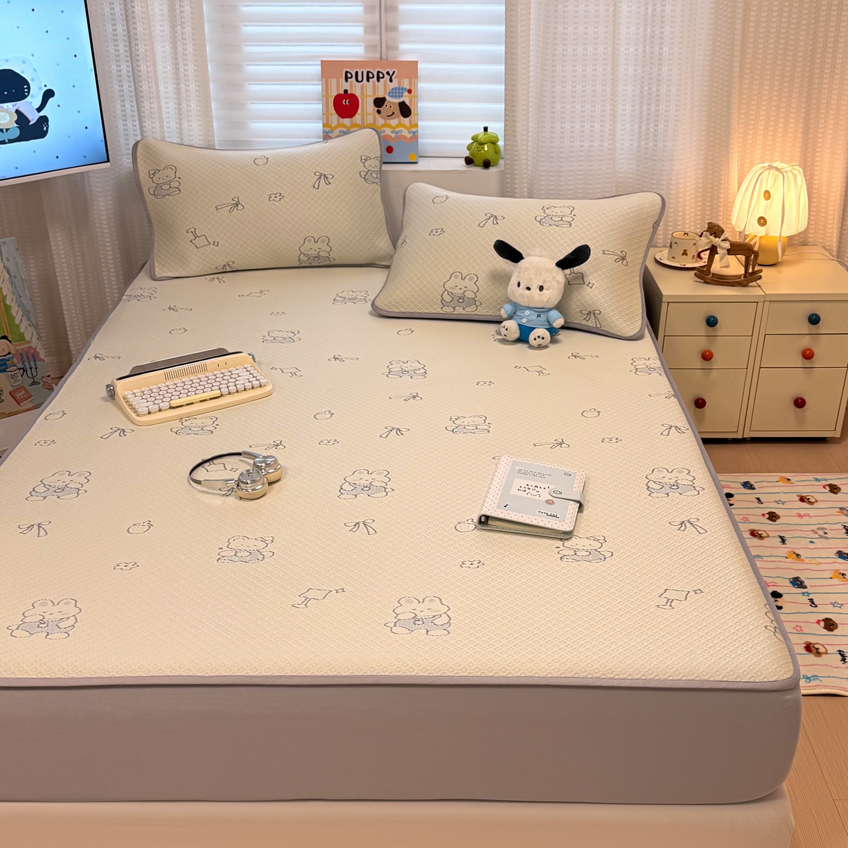 91家纺网 家纺一手货源 找家纺 懒猫家纺 2026新款卡通提花凉豆豆床笠款凉席 兔兔乐园-床笠款