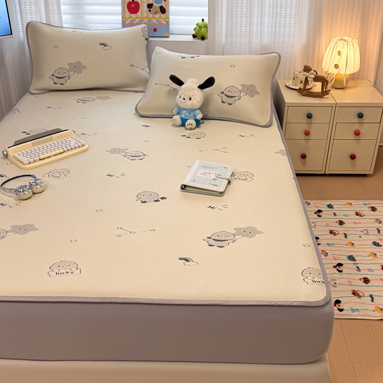 91家纺网 家纺一手货源 找家纺 懒猫家纺 2026新款卡通提花凉豆豆床笠款凉席 萌趣鸭丫-床笠款