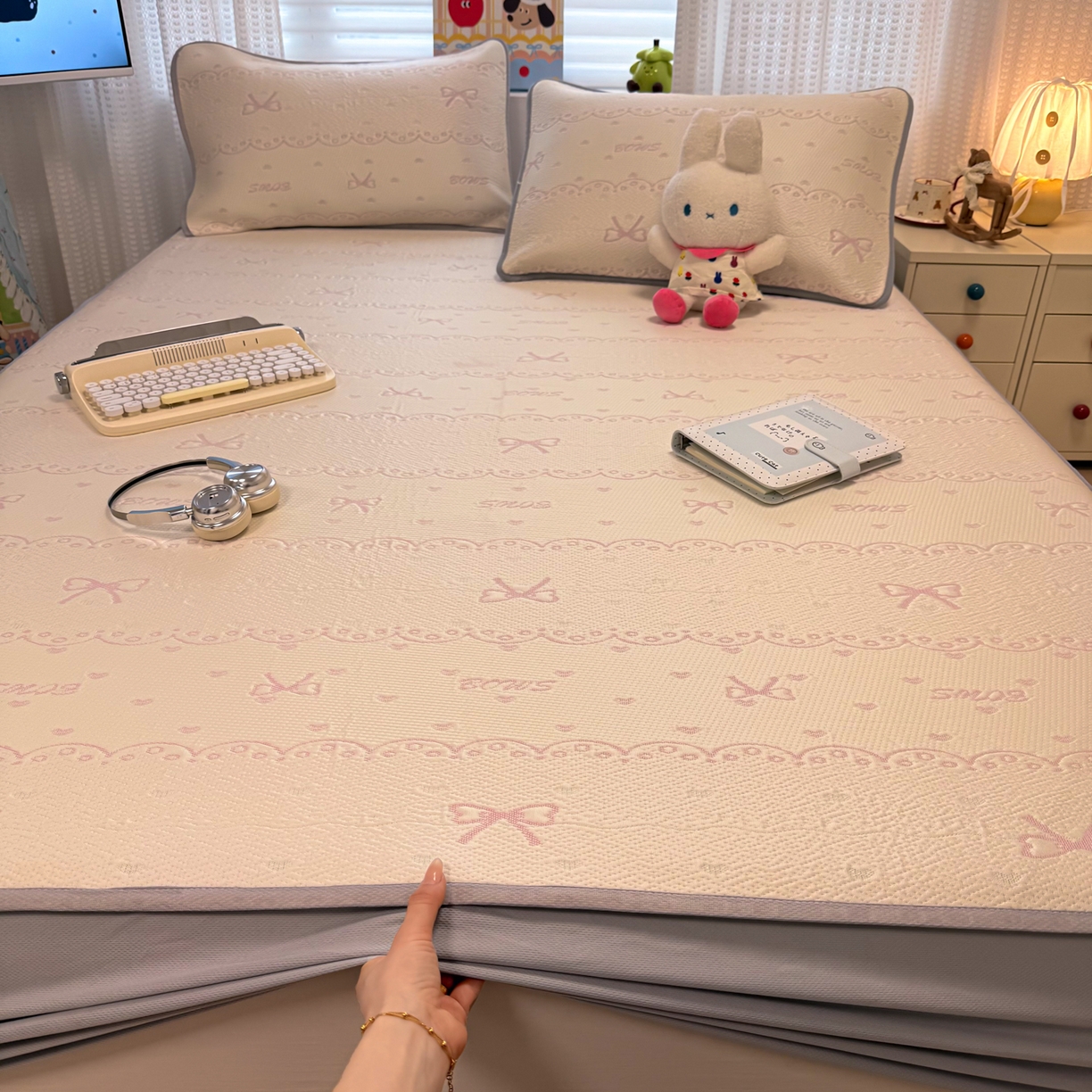 91家纺网 家纺一手货源 找家纺 懒猫家纺 2026新款卡通提花凉豆豆床笠款凉席 少女甜梦-床笠款