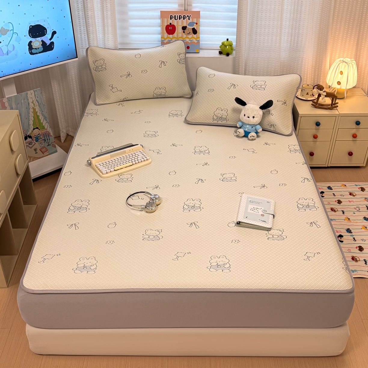 91家纺网 家纺一手货源 找家纺 懒猫家纺 2026新款卡通提花凉豆豆床笠款凉席 兔兔乐园-床笠款