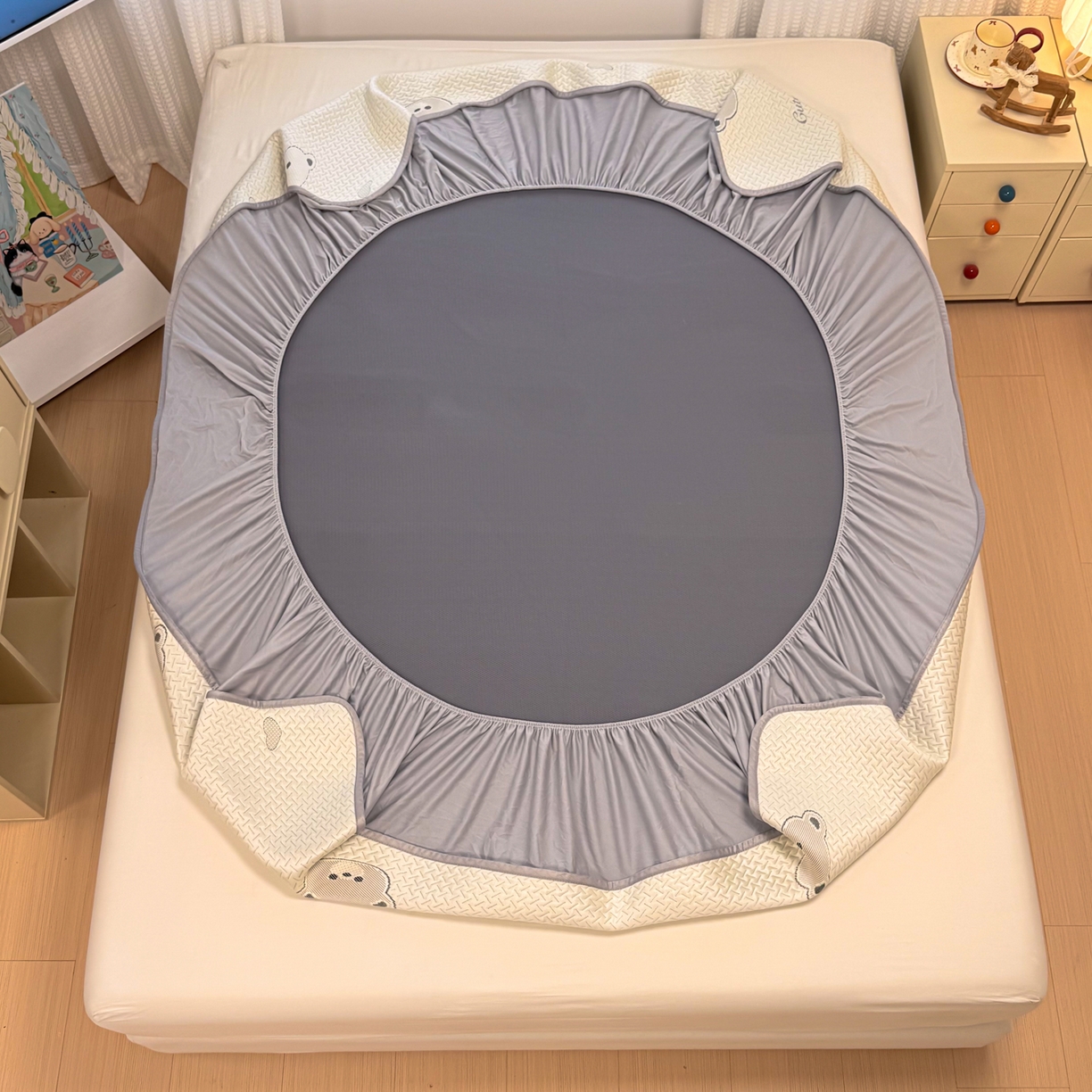 91家纺网 家纺一手货源 找家纺 懒猫家纺 2026新款卡通提花凉豆豆床笠款凉席 爱心小熊-床笠款