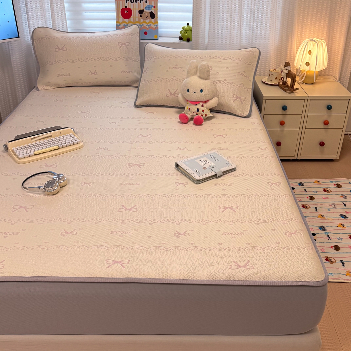 91家纺网 家纺一手货源 找家纺 懒猫家纺 2026新款卡通提花凉豆豆床笠款凉席 少女甜梦-床笠款