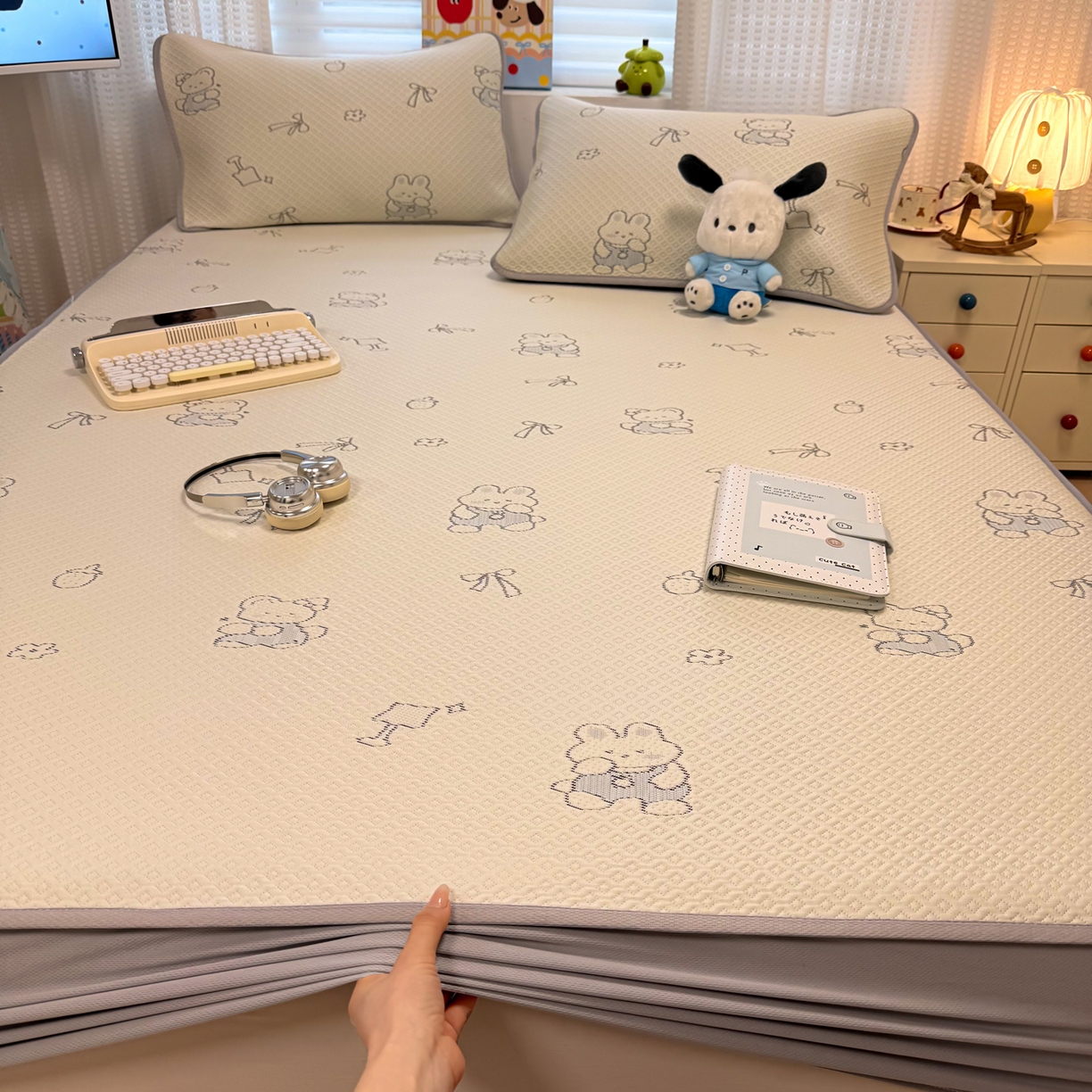 91家纺网 家纺一手货源 找家纺 懒猫家纺 2026新款卡通提花凉豆豆床笠款凉席 兔兔乐园-床笠款