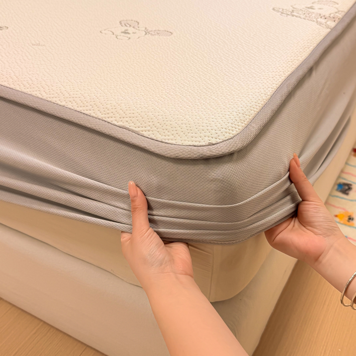 91家纺网 家纺一手货源 找家纺 懒猫家纺 2026新款卡通提花凉豆豆床笠款凉席 活力狗仔-床笠款