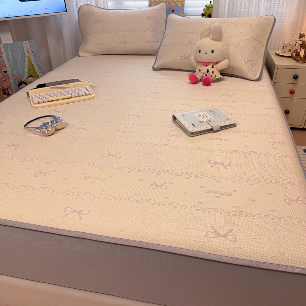 91家纺网 家纺一手货源 找家纺 懒猫家纺 2026新款卡通提花凉豆豆床笠款凉席 少女甜梦-床笠款