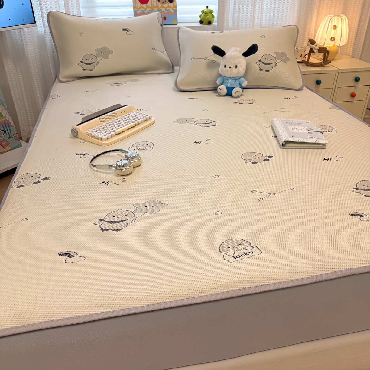 91家纺网 家纺一手货源 找家纺 懒猫家纺 2026新款卡通提花凉豆豆床笠款凉席 萌趣鸭丫-床笠款