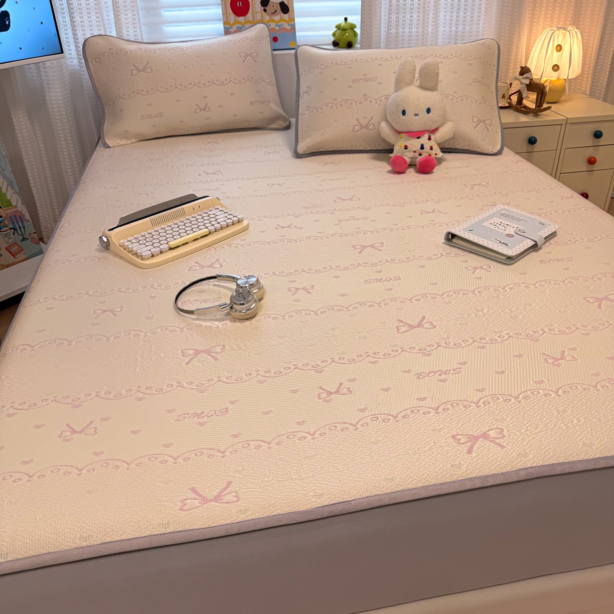 91家纺网 家纺一手货源 找家纺 懒猫家纺 2026新款卡通提花凉豆豆床笠款凉席 少女甜梦-床笠款