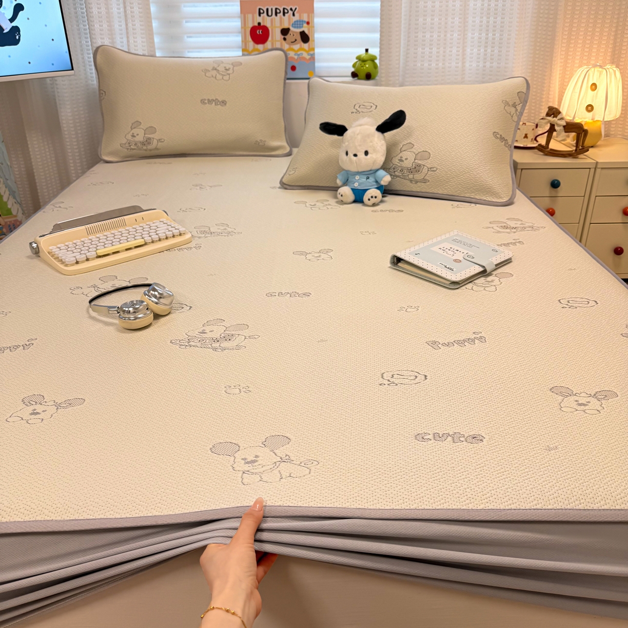 91家纺网 家纺一手货源 找家纺 懒猫家纺 2026新款卡通提花凉豆豆床笠款凉席 活力狗仔-床笠款