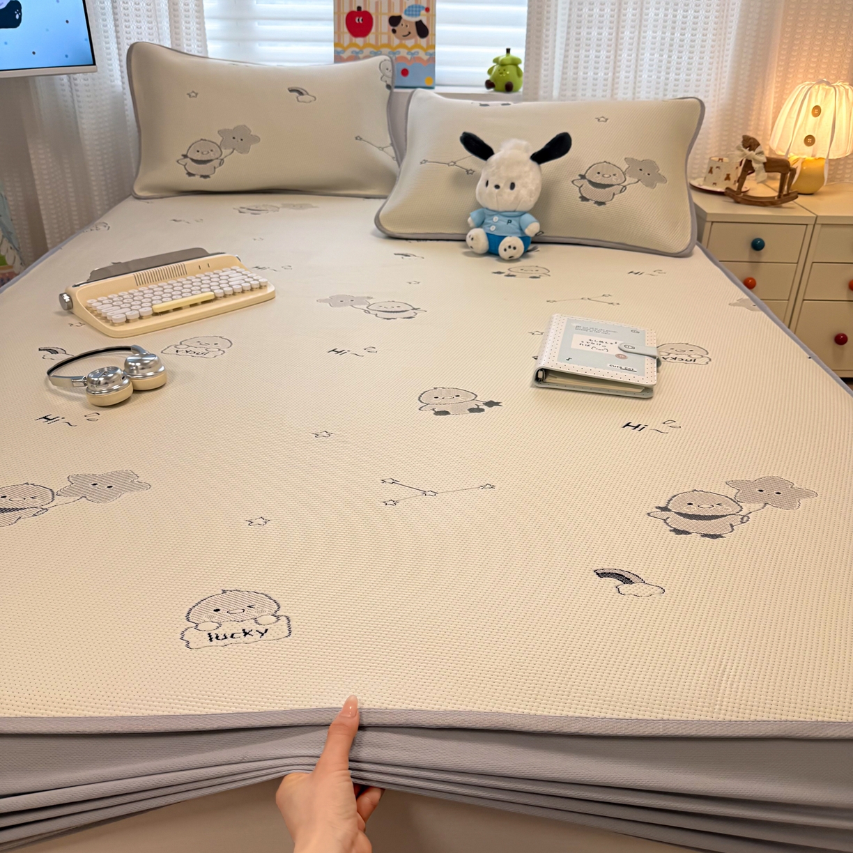 91家纺网 家纺一手货源 找家纺 懒猫家纺 2026新款卡通提花凉豆豆床笠款凉席 萌趣鸭丫-床笠款