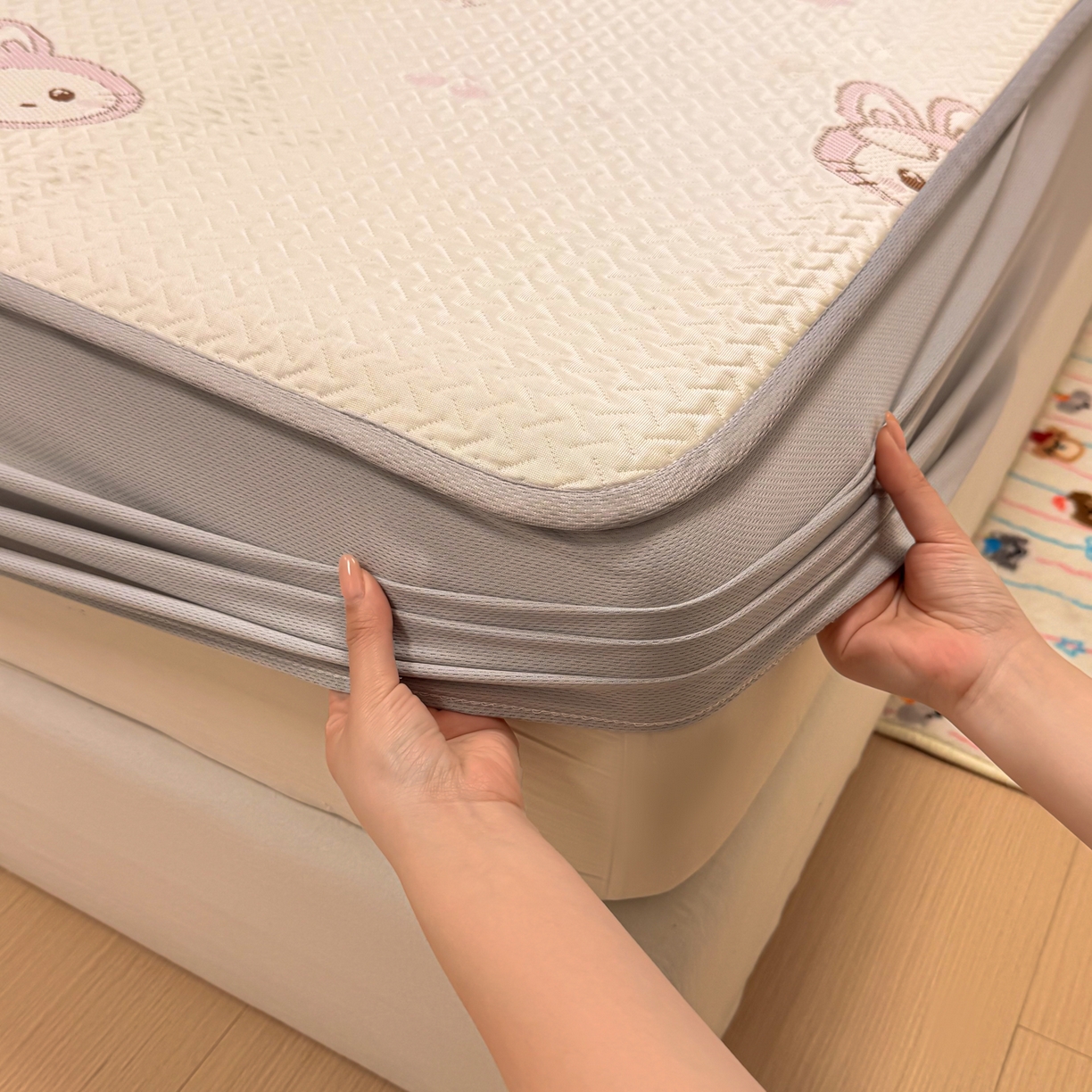 91家纺网 家纺一手货源 找家纺 懒猫家纺 2026新款卡通提花凉豆豆床笠款凉席 粉绒兔子-床笠款