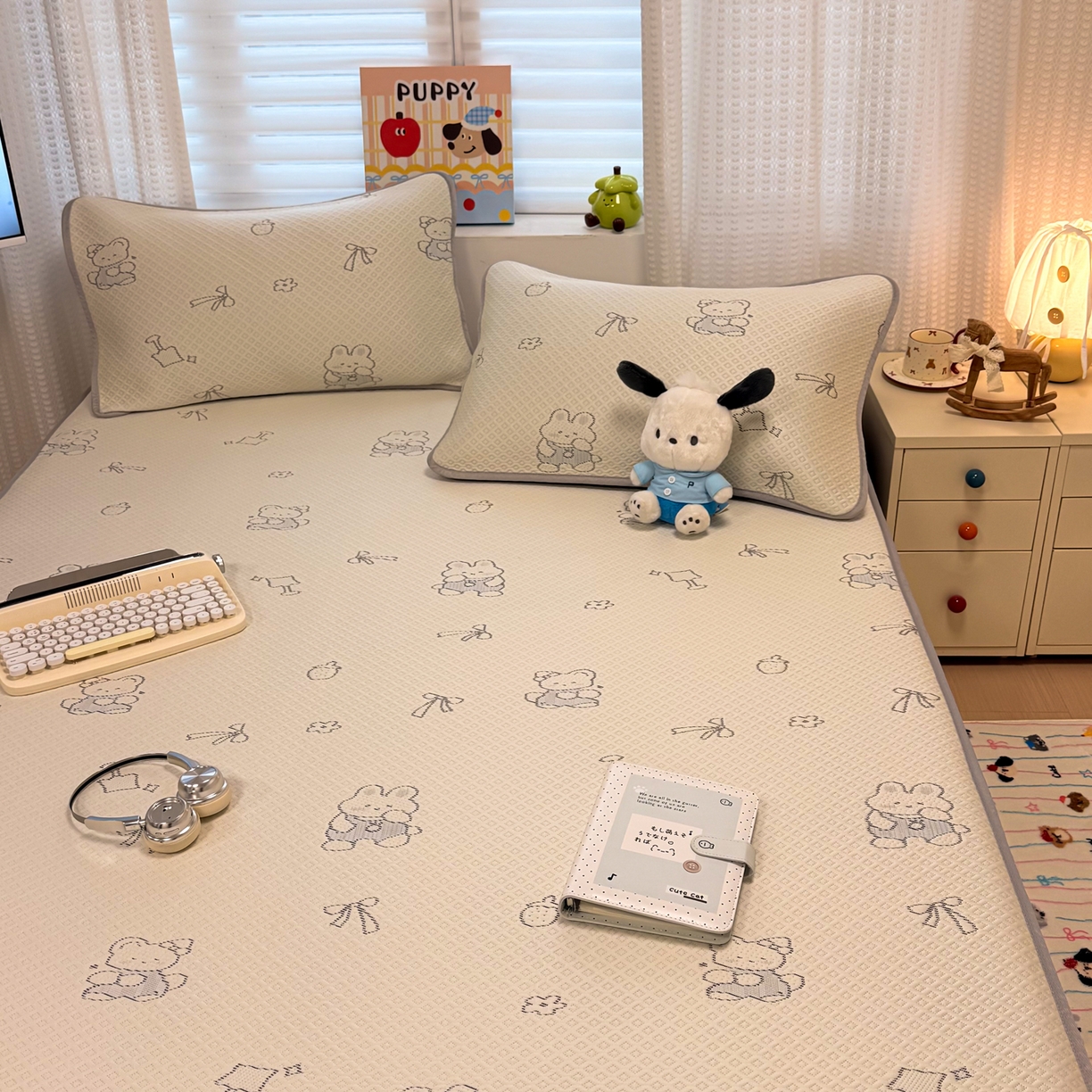 91家纺网 家纺一手货源 找家纺 懒猫家纺 2026新款卡通提花凉豆豆床笠款凉席 兔兔乐园-床笠款