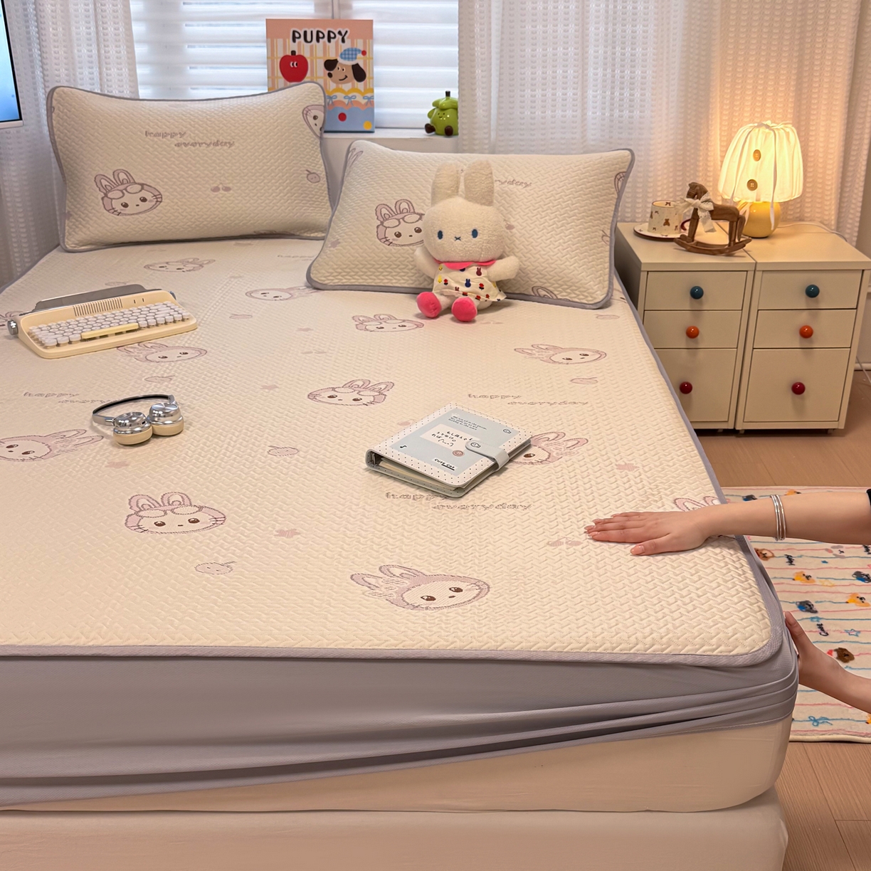 91家纺网 家纺一手货源 找家纺 懒猫家纺 2026新款卡通提花凉豆豆床笠款凉席 粉绒兔子-床笠款