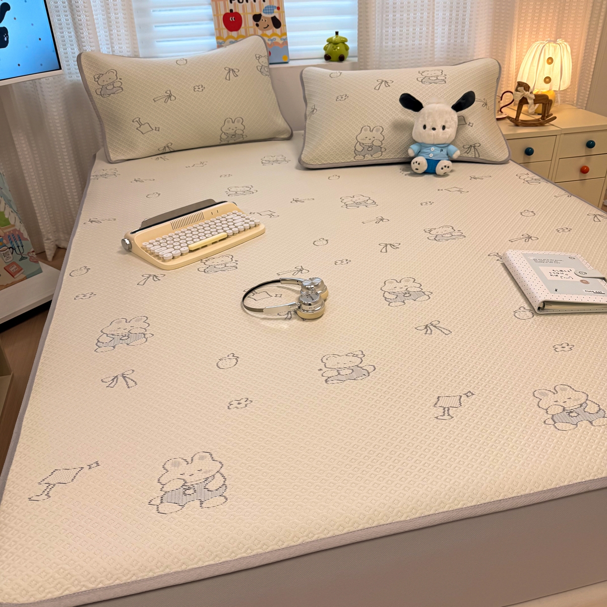 91家纺网 家纺一手货源 找家纺 懒猫家纺 2026新款卡通提花凉豆豆床笠款凉席 兔兔乐园-床笠款