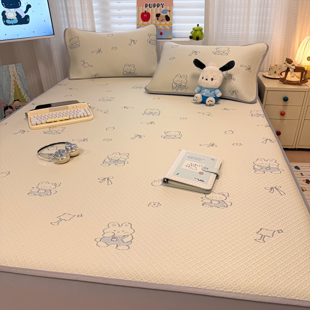 91家纺网 家纺一手货源 找家纺 懒猫家纺 2026新款卡通提花凉豆豆床笠款凉席 兔兔乐园-床笠款