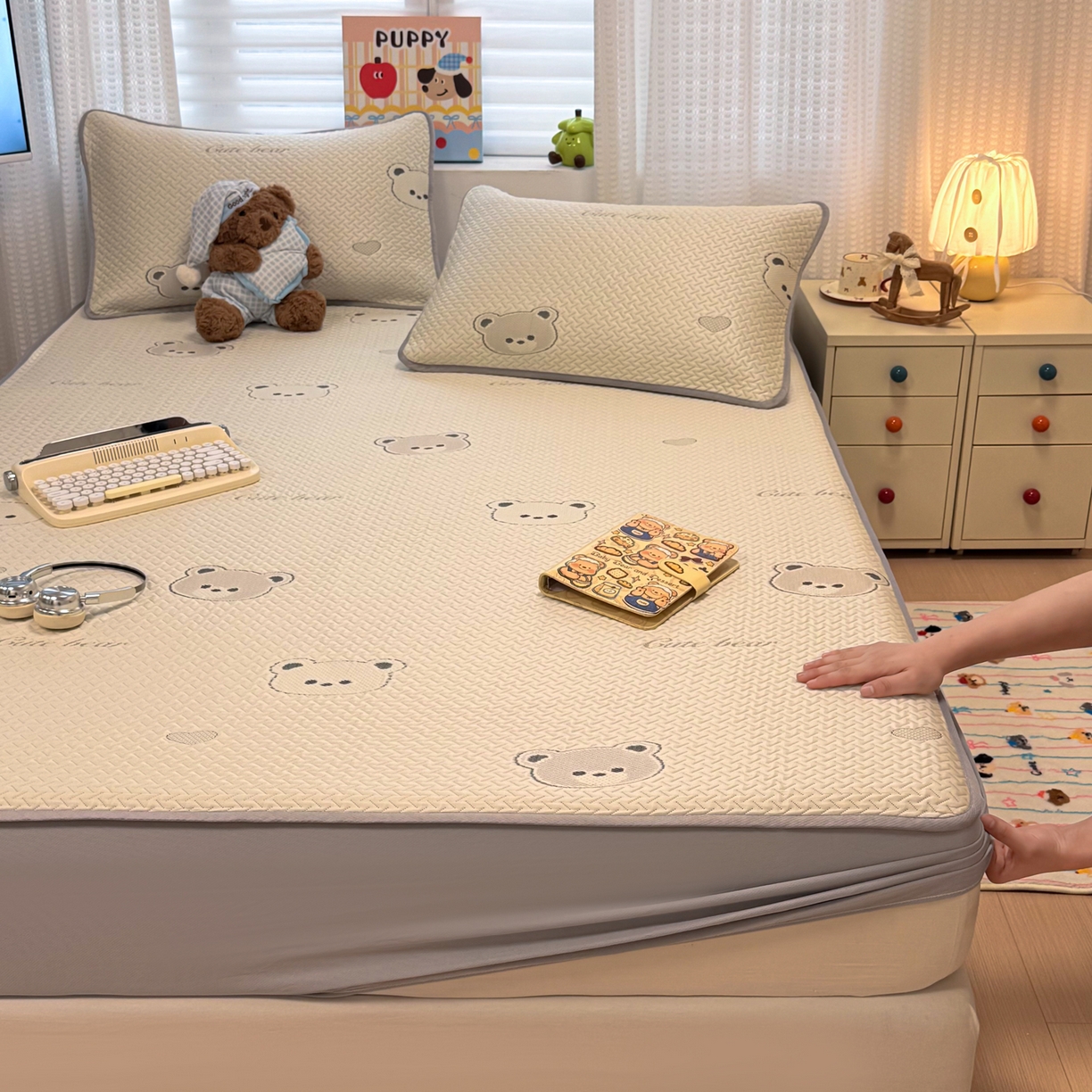 91家纺网 家纺一手货源 找家纺 懒猫家纺 2026新款卡通提花凉豆豆床笠款凉席 爱心小熊-床笠款