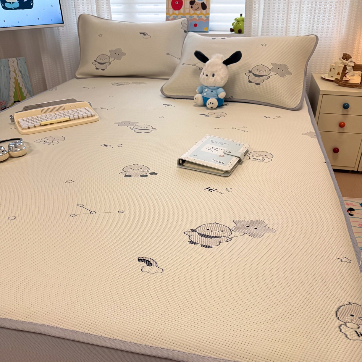 91家纺网 家纺一手货源 找家纺 懒猫家纺 2026新款卡通提花凉豆豆床笠款凉席 萌趣鸭丫-床笠款