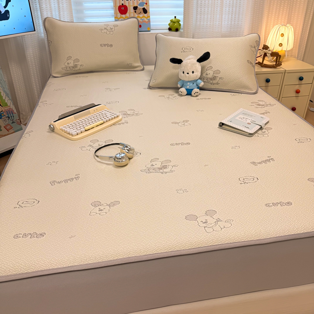 91家纺网 家纺一手货源 找家纺 懒猫家纺 2026新款卡通提花凉豆豆床笠款凉席 活力狗仔-床笠款