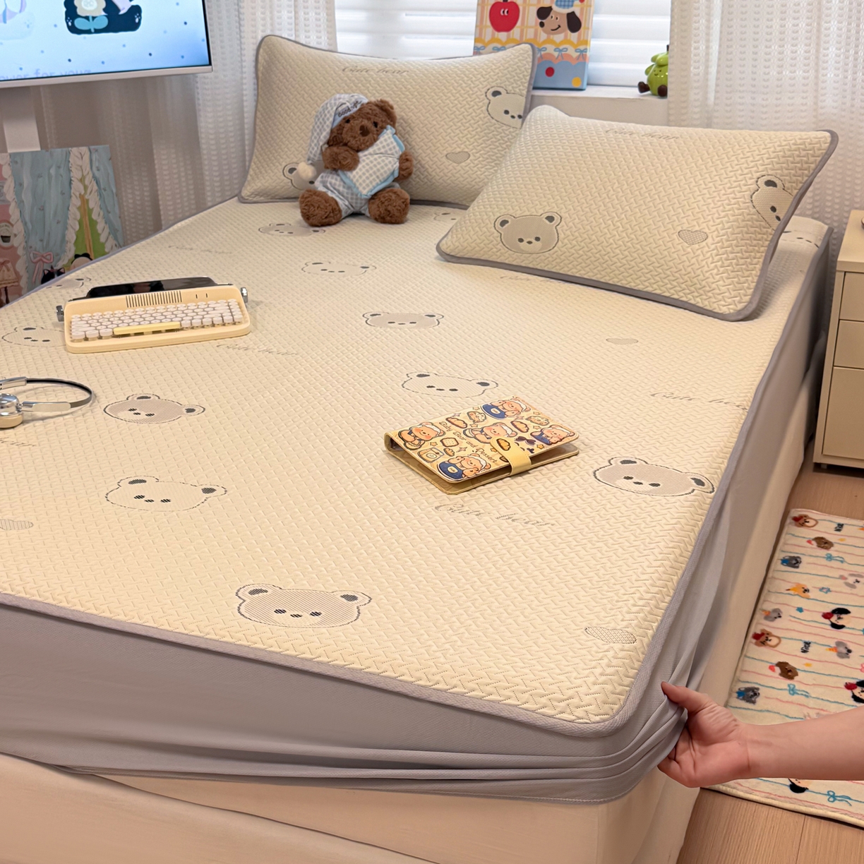 91家纺网 家纺一手货源 找家纺 懒猫家纺 2026新款卡通提花凉豆豆床笠款凉席 爱心小熊-床笠款