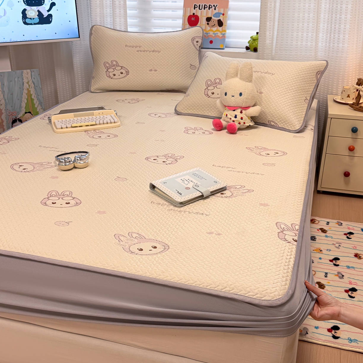 91家纺网 家纺一手货源 找家纺 懒猫家纺 2026新款卡通提花凉豆豆床笠款凉席 粉绒兔子-床笠款