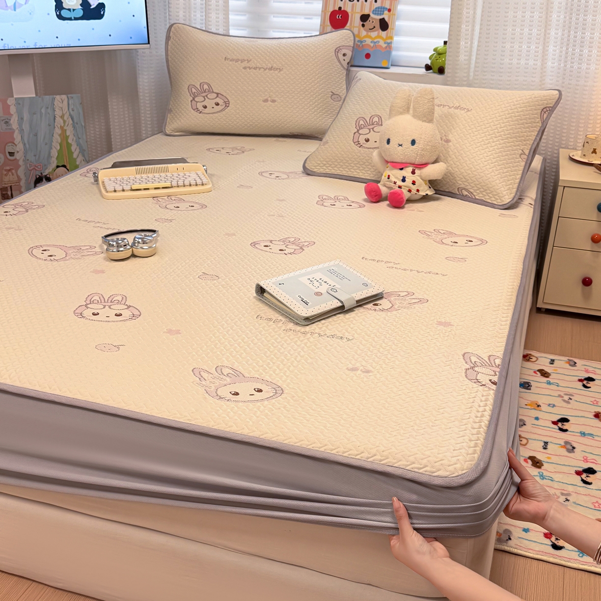 91家纺网 家纺一手货源 找家纺 懒猫家纺 2026新款卡通提花凉豆豆床笠款凉席 粉绒兔子-床笠款
