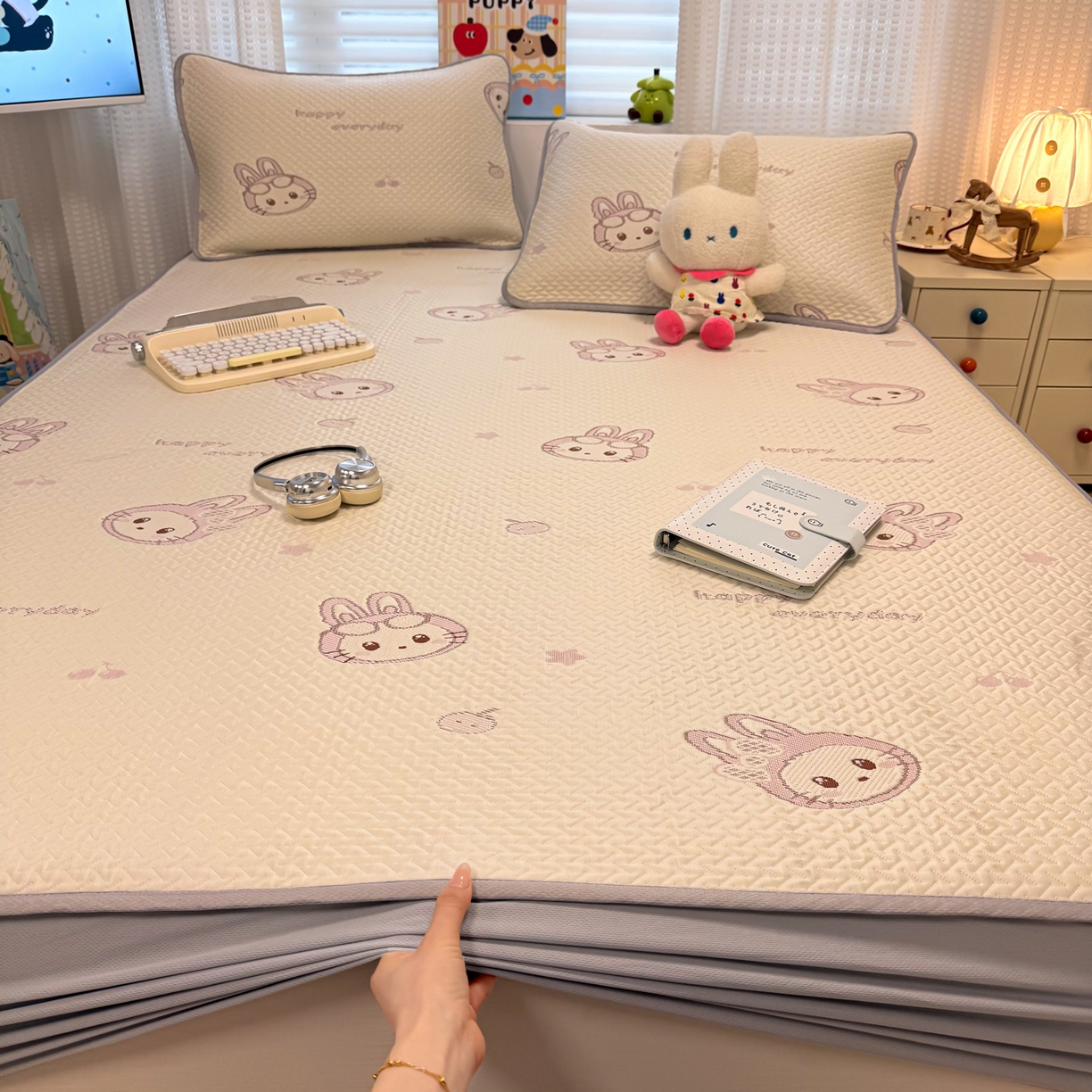 91家纺网 家纺一手货源 找家纺 懒猫家纺 2026新款卡通提花凉豆豆床笠款凉席 粉绒兔子-床笠款