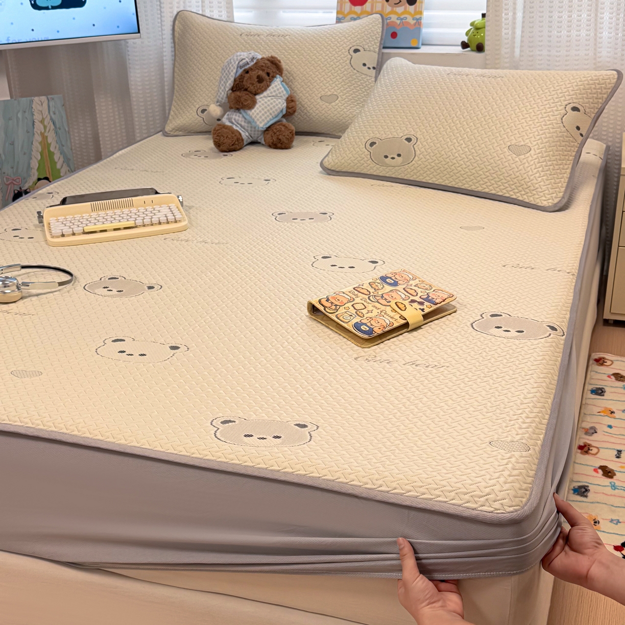 91家纺网 家纺一手货源 找家纺 懒猫家纺 2026新款卡通提花凉豆豆床笠款凉席 爱心小熊-床笠款