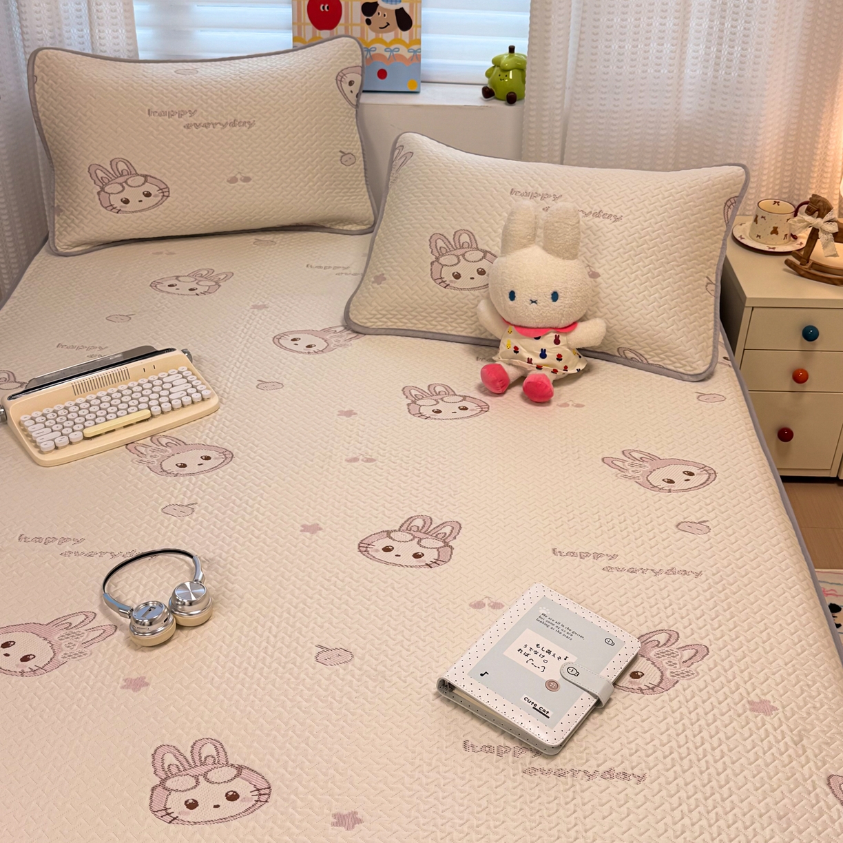 91家纺网 家纺一手货源 找家纺 懒猫家纺 2026新款卡通提花凉豆豆床笠款凉席 粉绒兔子-床笠款