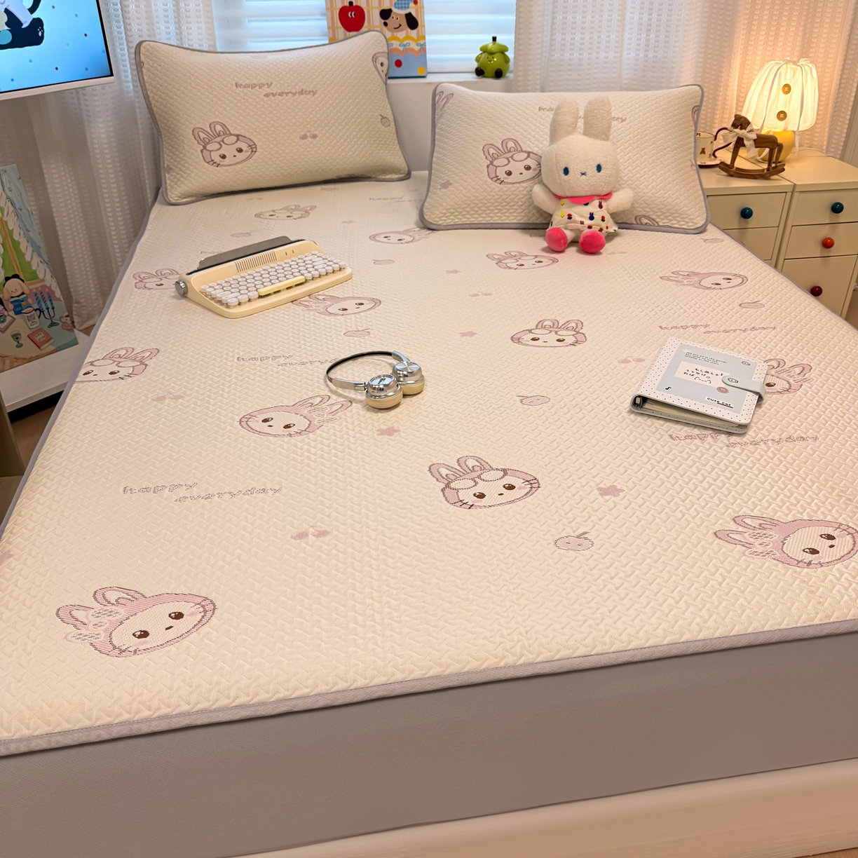 91家纺网 家纺一手货源 找家纺 懒猫家纺 2026新款卡通提花凉豆豆床笠款凉席 粉绒兔子-床笠款
