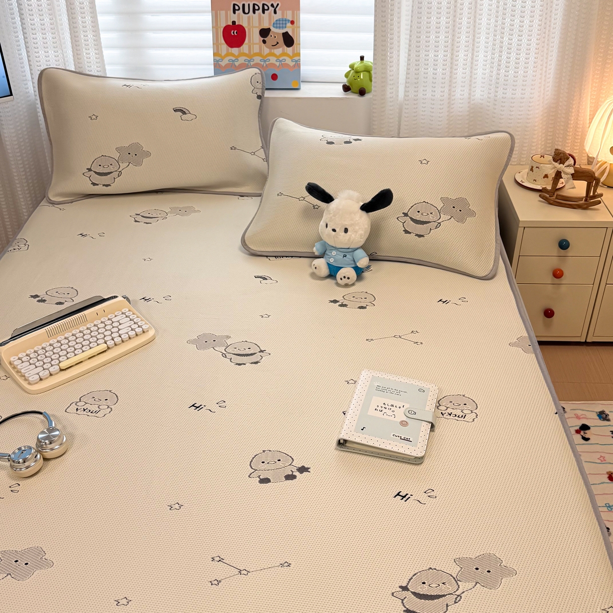 91家纺网 家纺一手货源 找家纺 懒猫家纺 2026新款卡通提花凉豆豆床笠款凉席 萌趣鸭丫-床笠款