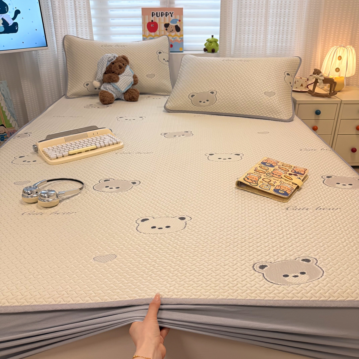 91家纺网 家纺一手货源 找家纺 懒猫家纺 2026新款卡通提花凉豆豆床笠款凉席 爱心小熊-床笠款