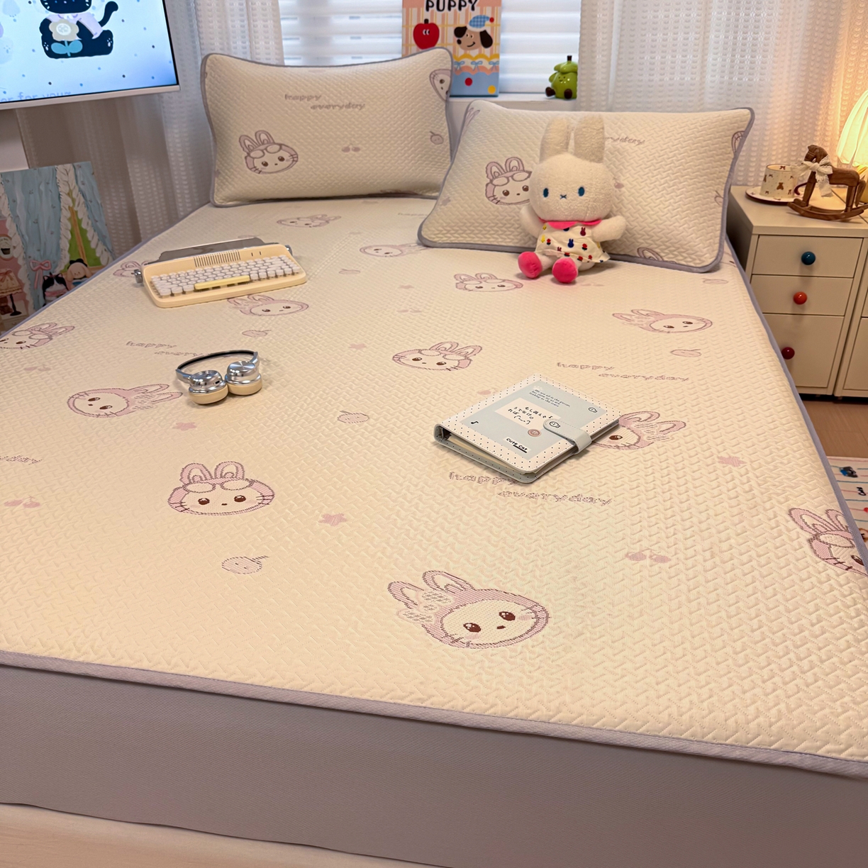 91家纺网 家纺一手货源 找家纺 懒猫家纺 2026新款卡通提花凉豆豆床笠款凉席 粉绒兔子-床笠款