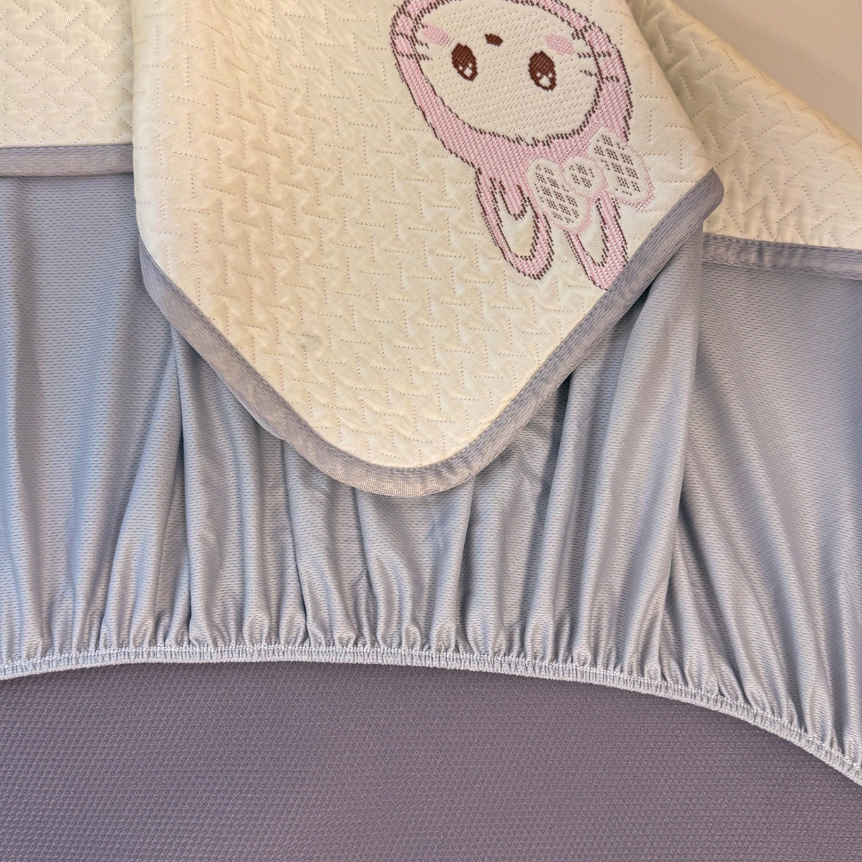 91家纺网 家纺一手货源 找家纺 懒猫家纺 2026新款卡通提花凉豆豆床笠款凉席 粉绒兔子-床笠款